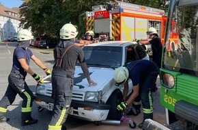 Feuerwehr Mülheim an der Ruhr: FW-MH: Verkehrsunfall einer Straßenbahn mit PKW