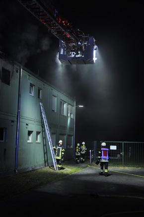 FW-KLE: Verletzte nach Brand in Übergangswohnheim / Feuerwehr rettet schlafende Bewohner