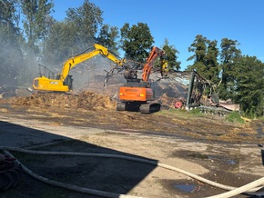 FW-ROW: Scheunenbrand beschäftigt Feuerwehren über 21 Stunden