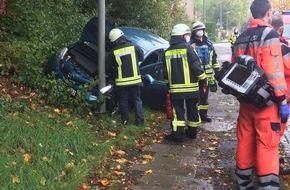 Feuerwehr Hattingen: FW-EN: PKW kommt von Fahrbahn ab und prallt gegen Laterne