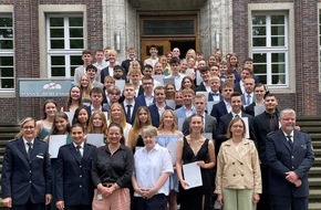 Polizei M&uuml;nster: POL-MS: Feierliche Zeugnis&uuml;bergabe des dritten Abschlussjahrgangs der FOS Polizei