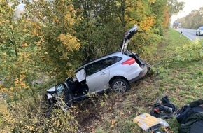 Freiwillige Feuerwehr Borgentreich: FW Borgentreich: Verkehrsunfall zwischen zwei PKW'S auf der B241 zwischen Borgentreich und Lütgeneder. Drei Personen wurden mit Rettungswagen ins Krankenhaus verbracht.