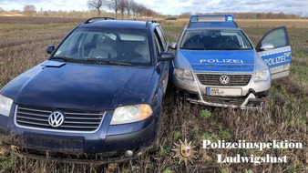 Polizeiinspektion Ludwigslust: POL-LWL: Verfolgungsfahrt endete auf Acker
