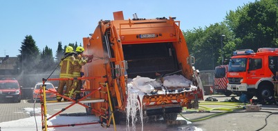 Feuerwehr Langenfeld: FW-Langenfeld: Brennendes Sperrm&uuml;llfahrzeug f&auml;hrt zur Hauptfeuer- und Rettungswache