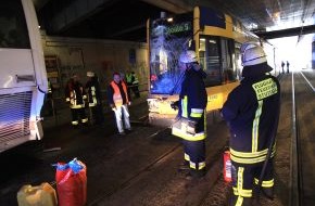Feuerwehr Essen: FW-E: Fünf Verletzte nach Kollision von Reisebus und Straßenbahn, Steeler Straße Fahrtrichtung Steele gesperrt