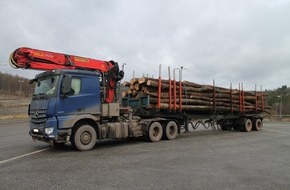 Polizeidirektion Kaiserslautern: POL-PDKL: Holztransporter extrem überladen - Weiterfahrt untersagt...