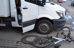 Kreispolizeibehörde Herford: POL-HF: Unfall mit Verletzten- Radfahrer stößt gegen Transporter