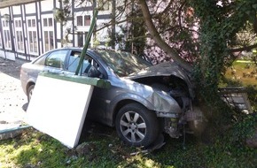 Polizei Minden-Lübbecke: POL-MI: PKW durchfährt Hausvorbau und prallt gegen Baum