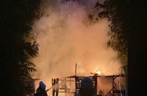 Feuerwehr Hattingen: FW-EN: Gartenlaube im Vollbrand - Feuerwehr kann Ausbreitung verhindern