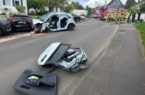 Freiwillige Feuerwehr Burscheid: FW Burscheid: PKW f&auml;hrt gegen Mauer - Insassen im Fahrzeug eingeschlossen