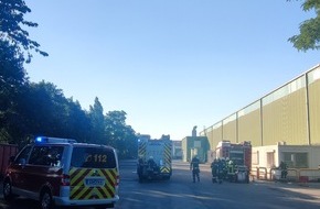 Feuerwehr Dinslaken: FW Dinslaken: Industriebrand am Abend