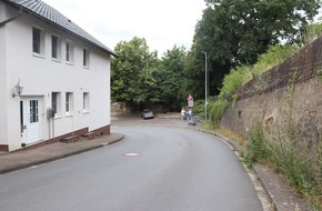 Kreispolizeibehörde Höxter: POL-HX: Mit PKW kollidiert - Radfahrerin schwer verletzt