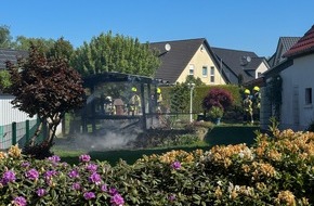 Feuerwehr Detmold: FW-DT: Brennende Gartenhütte - nebenstehende Garage vor den Flammen geschützt