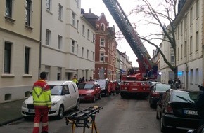 Feuerwehr Gelsenkirchen: FW-GE: Schwangere über Drehleiter gerettet