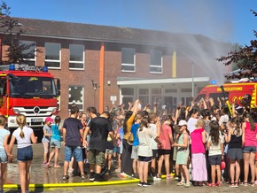 FW-WRN: Räumungsübung an der Uhlandgrundschule: Freiwillige Feuerwehr Werne trainiert den Ernstfall mit rund 470 Schülern