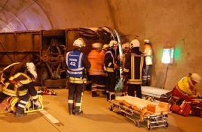 Polizeidirektion Göttingen: POL-GOE: (1283/2008) Positives Fazit der Verantwortlichen nach der Vollübung im Heidkopftunnel (unsere Meldungen 1281 und 1282 vom 09.10.2008) - Fotos im Download