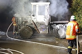 Feuerwehren des Landkreises Ravensburg: LRA-Ravensburg: Traktorbrand im Heustadel in Neuravensburg