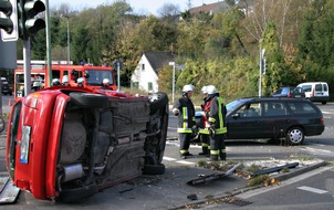 Feuerwehr Essen: FW-E: Schwerer Verkehrsunfall mit eingeklemmter Person