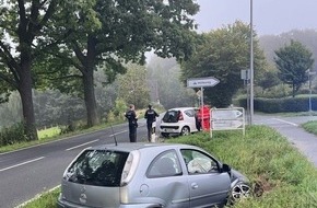 Polizei Bielefeld: POL-BI: Pkw landet in Stra&szlig;engraben