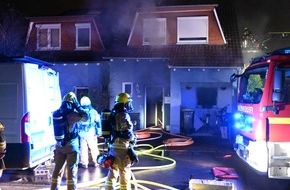 Feuerwehr Pulheim: FW Pulheim: Feuer in Einfamilienhaus - zwei Schwerverletzte