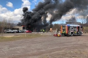 Polizeidirektion Koblenz: POL-PDKO: Brand einer Lagerhalle - 1 Person schwerverletzt