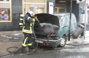 Polizeiinspektion Hildesheim: POL-HI: Brennender Pkw verursacht Verkehrsunfall