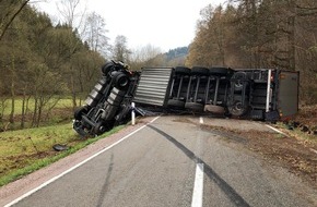 Polizeidirektion Pirmasens: POL-PDPS: Erlenbach bei Dahn: Sattelschlepper kippt um - L 490 voll gesperrt