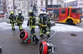 Feuerwehr Bochum: FW-BO: FW-BO: Feuer in einem Kosmetikstudio (Altstadt)