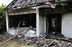 FW Mettmann: Einfamilienhaus in Mettmann nach Vollbrand unbewohnbar