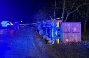 Polizei Duisburg: POL-DU: Mündelheim/Serm: Lkw umgekippt, Baum auf Fahrbahn gestürzt - B 288 gesperrt