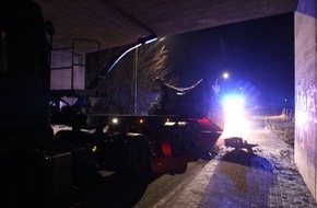 Polizei Coesfeld: POL-COE: Coesfeld, Lübbesmeyerweg, B525/ Bundesstraße nach Lkw-Unfall gesperrt