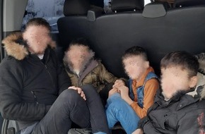 Bundespolizeiinspektion Ludwigsdorf: BPOLI LUD: Vier Kinder und elf Erwachsene unter lebensgefährlichen Bedingungen eingeschleust
