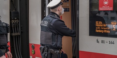 Bundespolizeidirektion München: Bundespolizeidirektion München: Bedrohung im Zug / Aggressiver Mann verursacht größeren Polizeieinsatz