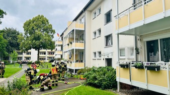 Feuerwehr Haan: FW-HAAN: Kellerbrand in Mehrparteienhaus - Hund gerettet, mehrere Personen durch Rauchgase verletzt