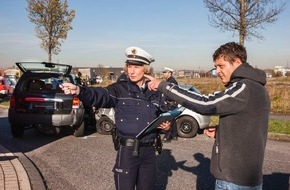 Polizei Rhein-Erft-Kreis: POL-REK: Zeugensuche nach Verkehrsunfallflucht - Erftstadt