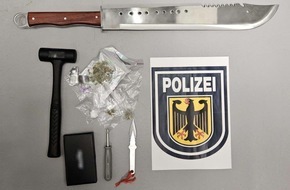 Bundespolizeidirektion Sankt Augustin: BPOL NRW: Machete, Wurfmesser, Hammer, Schraubendreher und Drogen - Bundespolizei stellt 18-Jährigen