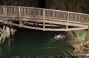 Polizeiinspektion Hildesheim: POL-HI: Alkohol, Cannabis und &uuml;berh&ouml;hte Geschwindigkeit: Unfallfahrer st&uuml;rzt in Innerste-Staubecken