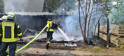 Kreisfeuerwehrverband Lüchow-Dannenberg e.V.: FW Lüchow-Dannenberg: Carport und PKW brennen komplett aus +++ über 50.000 EUR Schaden +++ Polizei ermittelt zur Brandursache