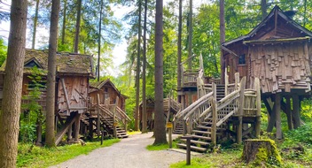 Erlebnispark Tripsdrill: Natur-Resort Tripsdrill: Übernachten in einem der schönsten Baumhaushotels