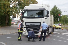 Feuerwehr Dortmund: FW-DO: 21.08.2018 - Verkehrsunfall in Mitte-Süd
Radfahrerin von LKW erfasst