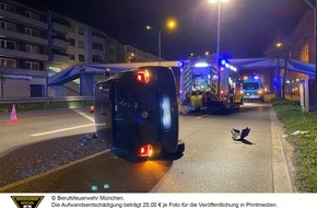 Feuerwehr München: FW-M: Fahrzeug auf der Seite (Untergiesing)