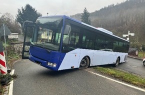 Polizeidirektion Montabaur: POL-PDMT: Laurenburg. Bus verursacht Schaden und fährt sich fest