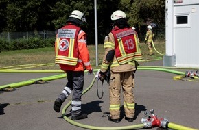 Feuerwehr Bergisch Gladbach: FW-GL: Gemeinsame Einsatzübung des Löschzuges Paffrath/Hand und der Einsatzeinheiten 02+03 des Deutschen Roten Kreuzes