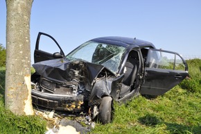 FW-KLE: Verkehrsunfall/ 29jährige Bedburg-Hauerin wird in ihrem Fahrzeug einklemmt.