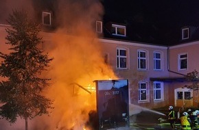 Feuerwehr Dorsten: FW-Dorsten: +++ brennender Auflieger greift auf Gebäude über +++