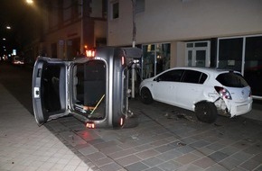 Kreispolizeibehörde Höxter: POL-HX: Umgekippter Pkw nach Zusammenstoß mit parkendem Auto