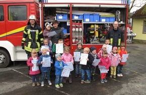 Feuerwehr der Stadt Arnsberg: FW-AR: Wennigloher Kindergarten-Kinder wissen für den Notfall Bescheid