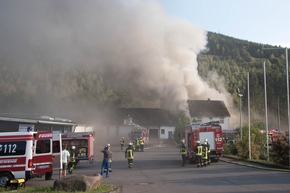 FW-OE: Feuer in einem Industriebetrieb: massiver Rauch und Hitze erschweren die Löscharbeiten, keine Personen verletzt