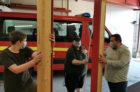 Freiwillige Feuerwehr Werne: FW-WRN: Sachspende der Firma Hörmann ermöglicht der Freiwillige Feuerwehr Werne das Öffnen von Haus- und Wohnungstüren unter realitätsnahen Bedingungen zu trainieren