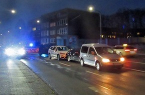 Polizei Mettmann: POL-ME: Sachschaden nach Unfall mit fünf Fahrzeugen - Ratingen - 2301062